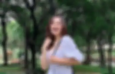 Chic Abis! 3 OOTD Pakai Rok Putih ala Syifa Hadju yang Bisa Kita Tiru!