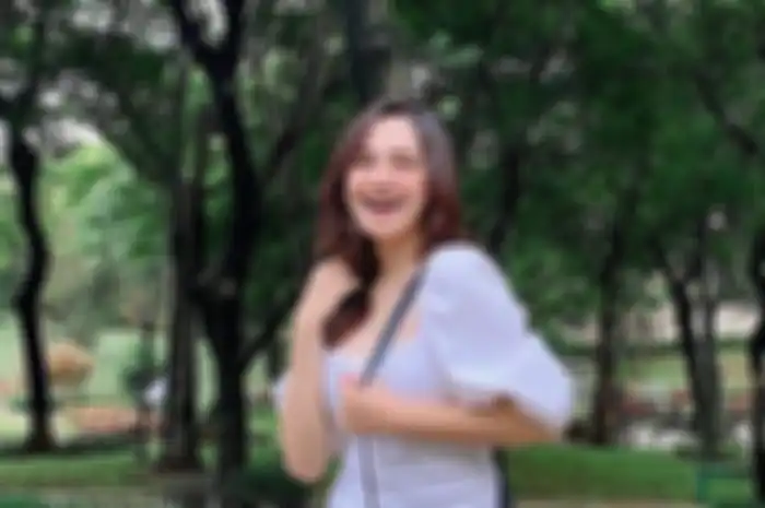 Gaya Syifa Hadju saat kenakan tas Kate Spade