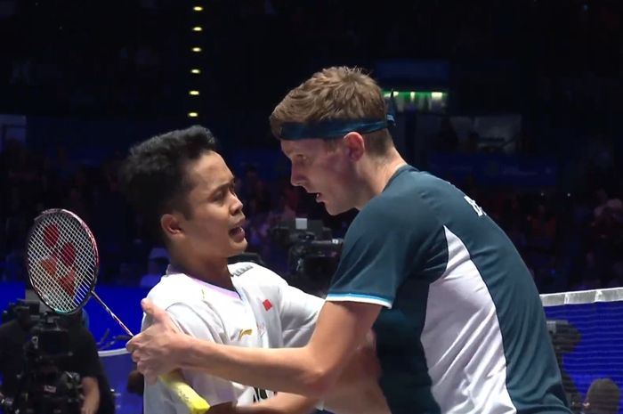 Viktor Axelsen berbincang dengan  Anthony Sinisuka Ginting setelah pertandingan perempat final tunggal putra All England Open 2024 di Utilita Arena Birmingham, Inggris, Sabtu (16/3/2024) dini hari WIB.