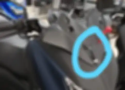 Dua kabel menjulur ke luar saat motor berada di dealer