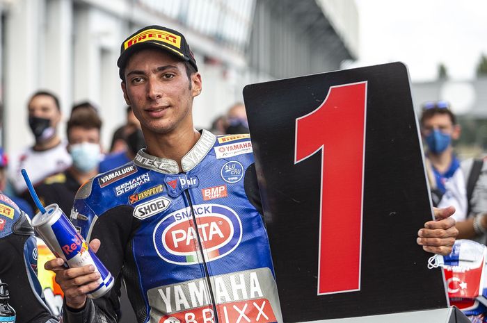 Pembalap tim PATA Yamaha, Toprak Razgatlioglu, setelah memenangi balapan kesatu WorldSBK seri Prancis di Sirkuit Magny-Cours, Prancis, 4 September 2021.