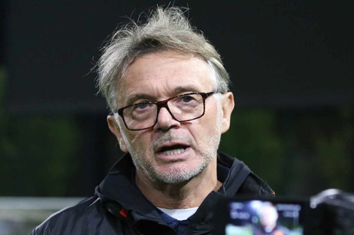 Pelatih Timnas Vietnam, Philippe Troussier. 