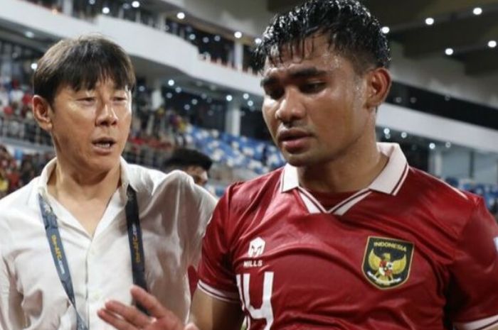 Pelatih Timnas Indonesia Shin Tae-yong bersama Asnawi Mangkualam.