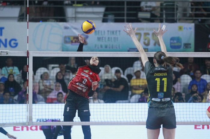 Outside hitter Jakarta Popsivo Polwan, Arsela Nuari Purnama, melakukan spike ke pertahanan Jakarta Electric PLN dalam pertandingan putaran kedua Proliga 2024 di Malang, Jawa Timur, 14 Juni 2024.