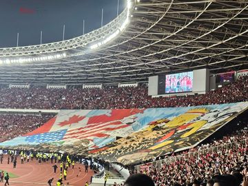 Koreo suporter Ultras Garuda yang dibentangkan dalam laga Timnas Indonesia Vs China di Stadion Utama Gelora Bung Karno, Jakarta, Kamis (5/6/2025).