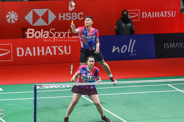 Pasangan ganda campuran Indonesia, Praveen Jordan dan Melati Daeva, sedang beraksi di Istora Senayan, Jakarta, 8 Juni 2022.