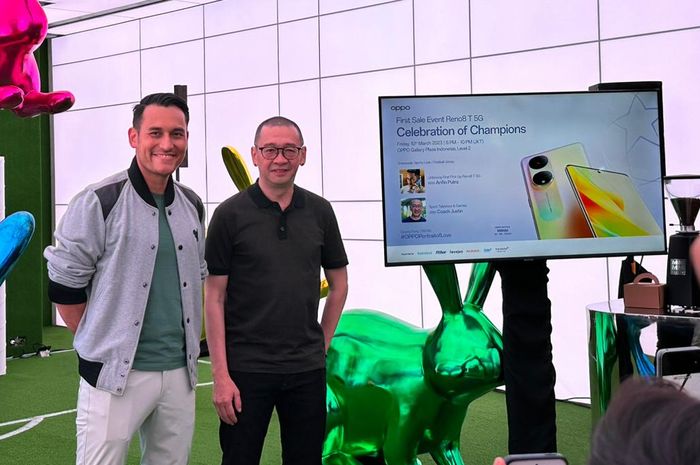 Acara peluncuran kerja sama Oppo dengan Liga Champions serta First Sale OPPO Reno8 T 5G dihadiri pandit Justinus Lhaksana (kanan) dan selebritas Arifin Putra di Jakarta (10/3/2023).