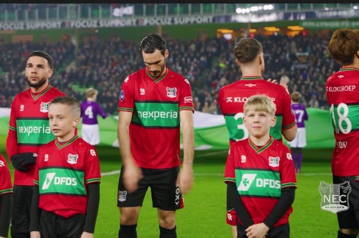 Bek sayap timnas Indonesia, Calvin Verdonk (kiri), saat beraksi dengan NEC Nijmegen di Liga Belanda.