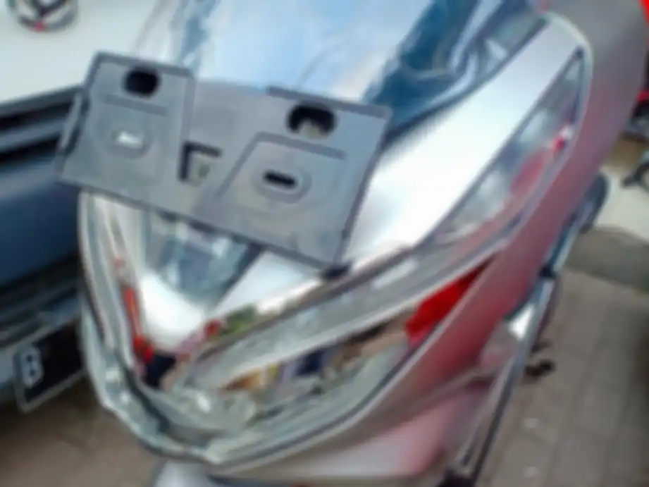PCX ABS ada garnis warna krom di atas lampu depan sebagai alis