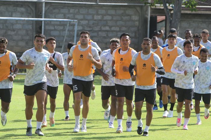 Skuad PSBS Biak dalam sesi latihan jelang laga perdana Liga 1 2024-2025 melawan Persib Bandung.