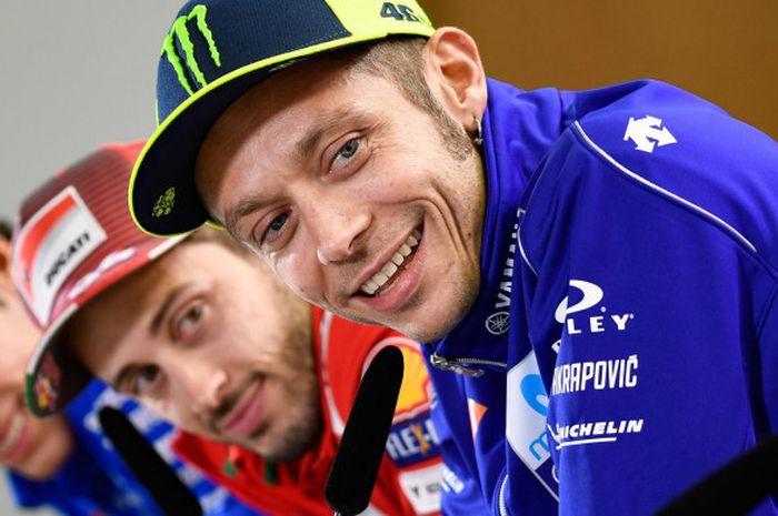 Andrea Dovizioso dan Valentino Rossi saat sesi jumpa pers jelang MotoGP Jerman 2018.