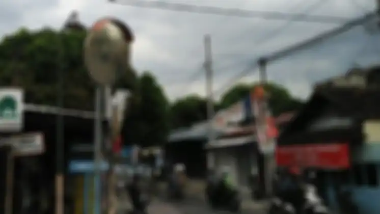 Cermin cembung di ruas jalan sempit