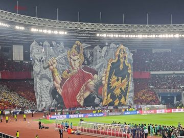 Koreo suporter La Grande Indonesia yang terlihat menyerupai Gatotkaca yang dibentangkan dalam laga Timnas Indonesia Vs China di Stadion Utama Gelora Bung Karno, Jakarta, Kamis (5/6/2025).