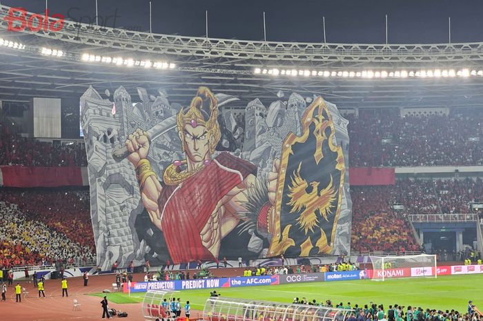 Koreo suporter La Grande Indonesia yang terlihat menyerupai Gatotkaca yang dibentangkan dalam laga Timnas Indonesia Vs China di Stadion Utama Gelora Bung Karno, Jakarta, Kamis (5/6/2025).