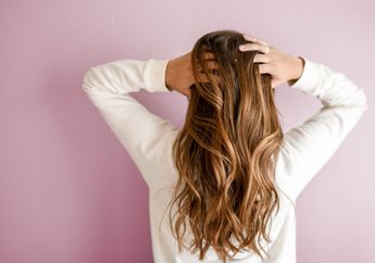 Tes Kepribadian: Kebiasaan Memegang Rambut Ternyata Ciri-ciri Orang Pemalu dan Mudah Stres, Apakah Kamu Termasuk?