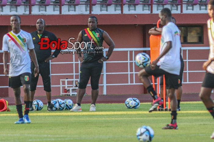 Pelatih timnas U-17 Mali, Soumalia Coulibaly, sedang memantau para pemainnya berlatih di Lapangan Thor, Surabaya, Jawa Timur, Minggu (19/11/2023).