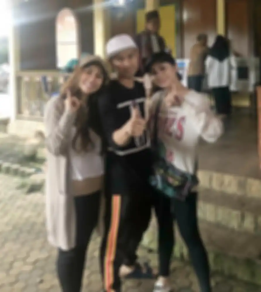 Penampilan Nagita Slavina pakai fashion item branded saat nyoblos di TPS untuk Pemilu 2019