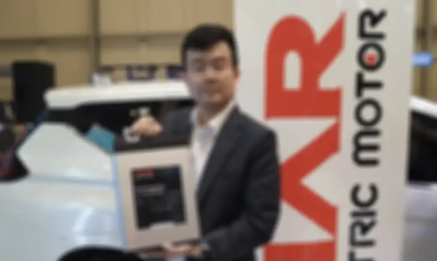 Baterai Lithium Ion berkapasitas 60V23AH, membuatnya mampu melaju hingga jarak maksimum 120 km.