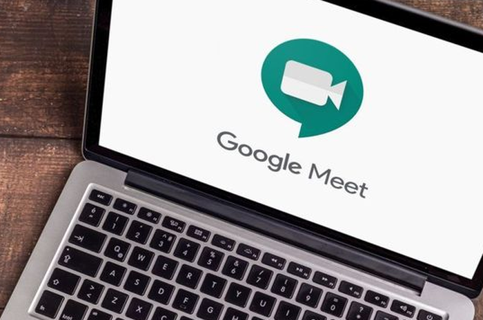 Ilustrasi Google Meet di laptop dan iOS 