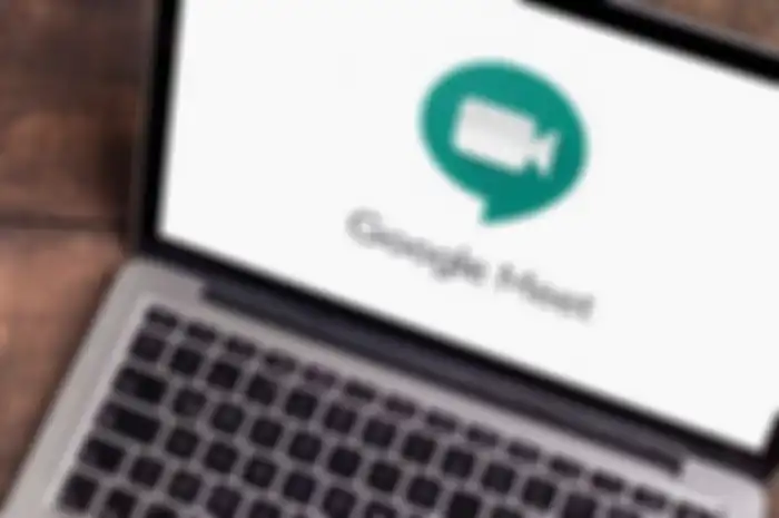 Ilustrasi Google Meet di laptop dan iOS 