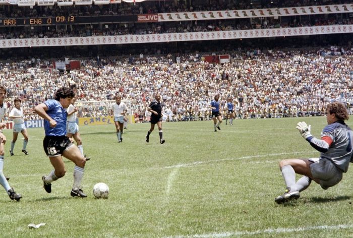 Diego Maradona sebelum menceploskan bola ke gawang Peter Shilton di laga Argentina vs Inggris pada perempat final Piala Dunia 1986 di Mexico City (22/6/1986).