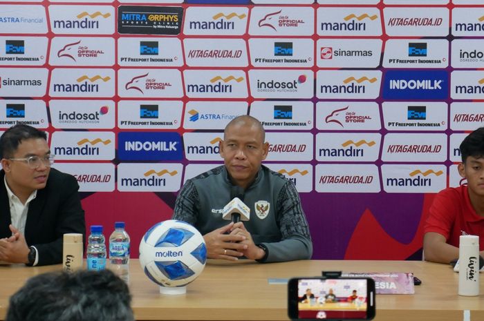 Pelatih timnas U-16 Indonesia, Nova Arianto, saat memberikan keterangan kepada media setelah laga melawan timnas U-16 Filipina, Senin (24/6/2024).