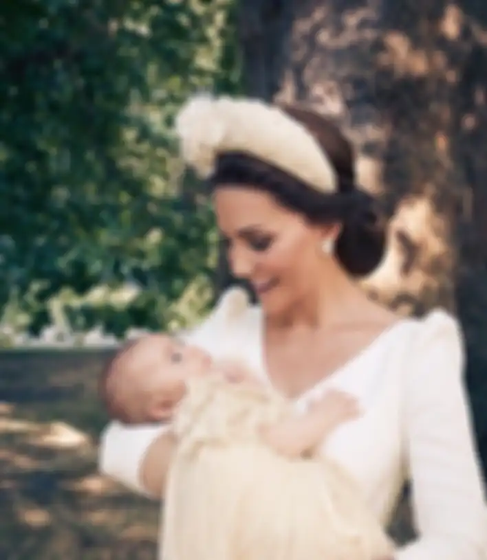 Penampilan Kate Middleton menggunakan bandana di acara pembabtisan Pangeran Louis