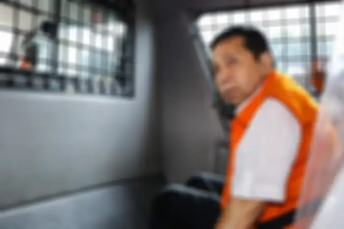 Tersangka kasus korupsi KTP elektronik Setya Novanto berada di mobil tahan KPK seusai menjalani pemeriksaan kasus korupsi proyek e-KTP di Kuningan, Jakarta Selatan, Selasa (21/11/2017). 