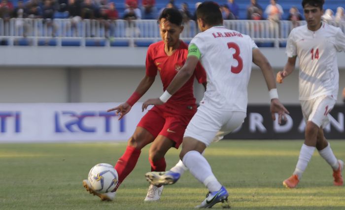 Pemain Timnas Indonesia U-19, Beckham Putra berusha melewati hadangan pemain Iran U-19 saat berlangsung pertandingan persahabatan di stdaion Mandala Krida, Kota Yogyakarta, Rabu (11/9/2019).