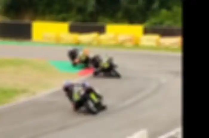 Tiga murid Valentino Rossi, Marco Bezzechi-Andrea Migno-Stefano Manzi, pilih latihan ngegas motor mungil di sirkuit gokart di kota Cattolica, Italia