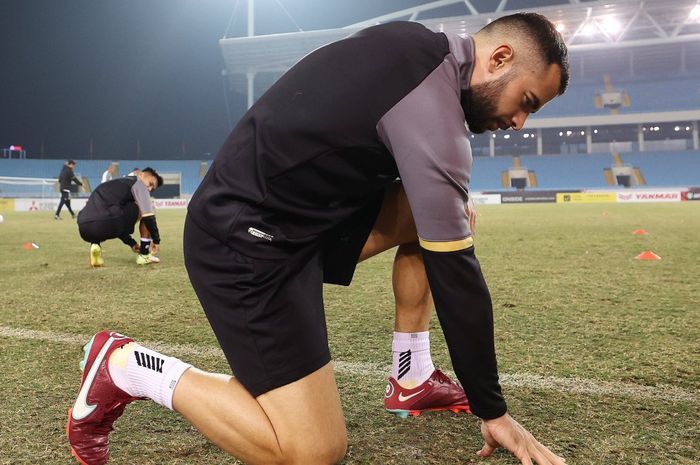 Jordi Amat mengecek rumput stadion My Dinh, Hanoi