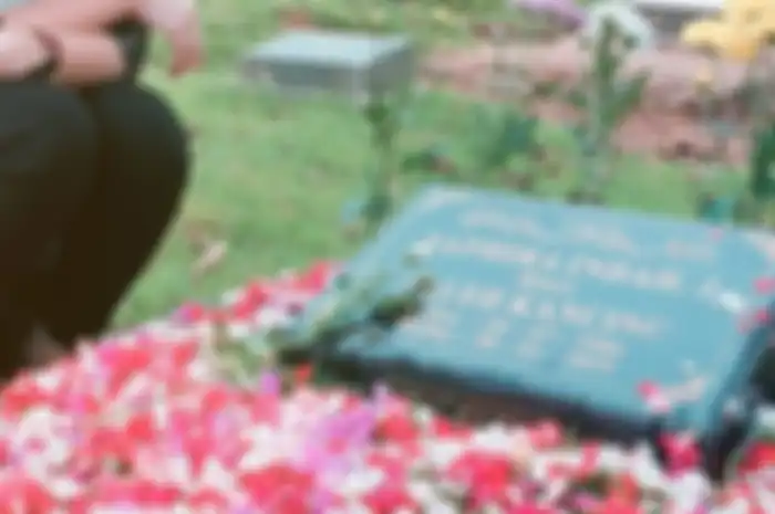 Di hari kelahiran Saphira Indah, Angelica Simperler berziarah ke makam pemain Eiffel I'm In Love tersebut.