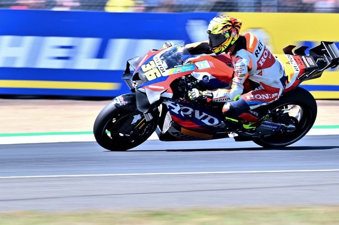 Pembalap Repsol Honda, Joan Mir, saat tampil di sprint race MotoGP Prancis 2024 di Sirkuit Le Mans, Sabtu (11/5/2024)