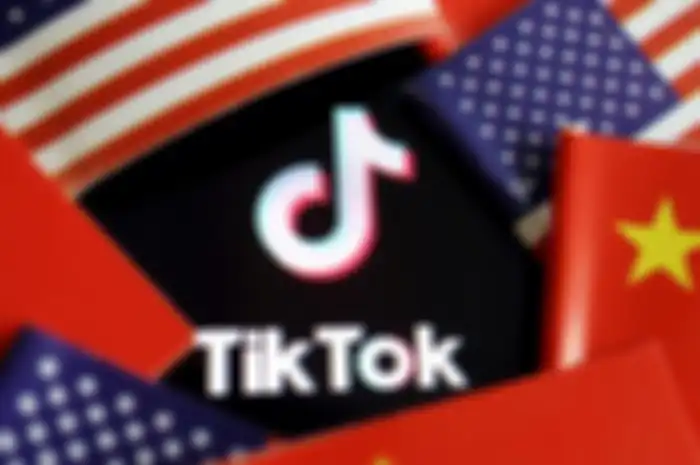 Ilustrasi logo TikTok yang tengah dikelilingi bendera Amerika Serikat (AS) dan China. 