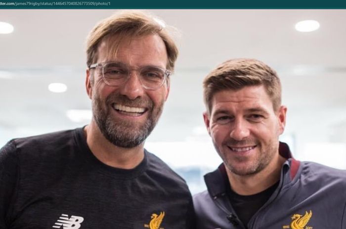 Juergen Klopp dan Steven Gerrard berfoto bersama.