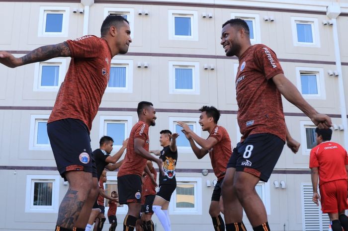 Skuat Persija Jakarta melakukan pemanasan di parkiran hotel Ibis di Hunter Street, Newcastle, New South Walles, Australia, Minggu (10/2/2019).