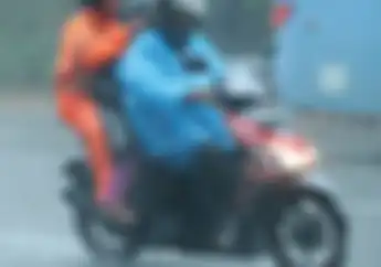 Sayangi Anak Anda, Begini Cara Aman Naik Motor Saat Hujan Deras