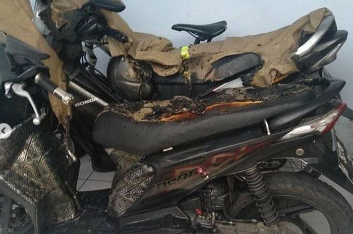 Dua motor terbakar karena aksi teror kain api di Semarang.