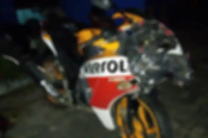 Honda CBR150 hancur usai tabrak belakang truk di Tuban, Jatim.