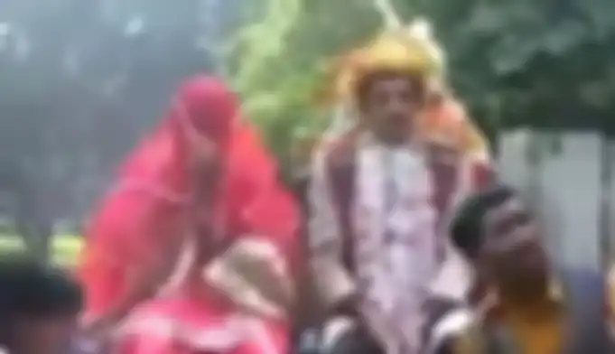 Seorang calon pengantin laki-laki membawa calon pengantin perempuan menuju rumah menggunakan keledai