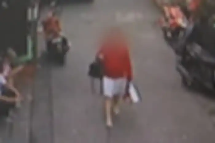 Rekaman CCTV memperlihatkan wanita hamil yang sedang berjalan