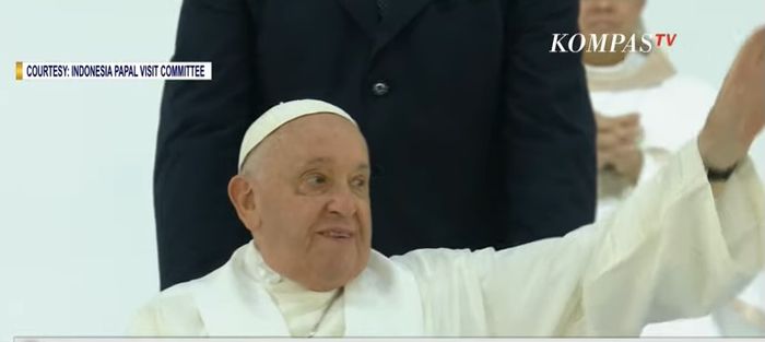 Paus Fransiskus melambaikan tangan kepada para umat