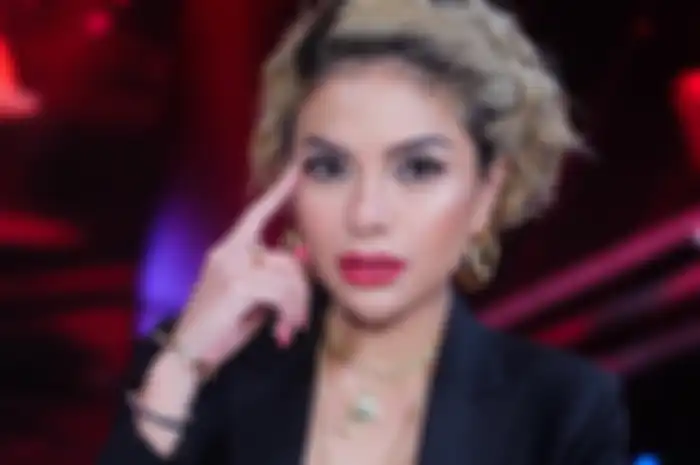 Nikita Mirzani lebih memilih isolasi mandiri ketimbang vaksin saat terinfeksi virus corona.