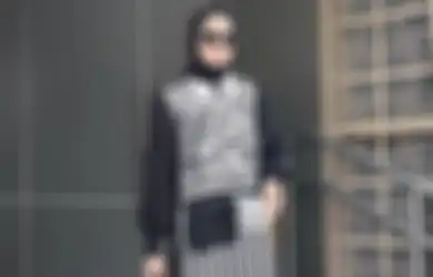 5 Inspirasi OOTD Hijab Monokrom Hitam Putih yang Modis Buat Jalan!