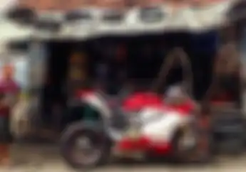 Bengong Kalau Jorge Lorenzo Lihat Foto Ducati Panigale Isi Angin Pinggir Jalan