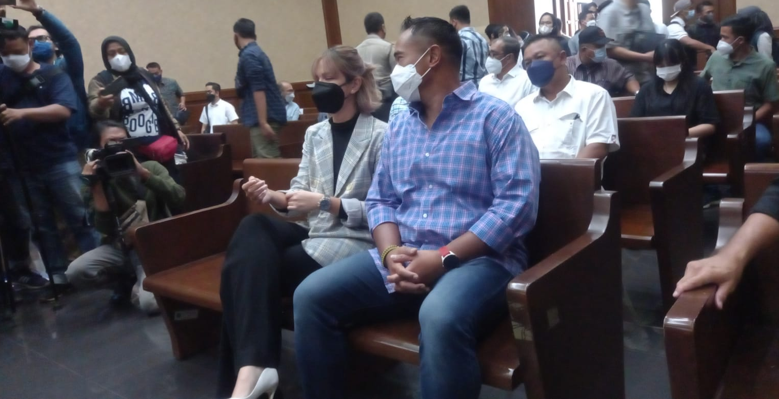 Nia Ramadhani dan Ardi Bakrie di Pengadilan Negeri Jakarta Pusat, Kamis (23/12/2021).