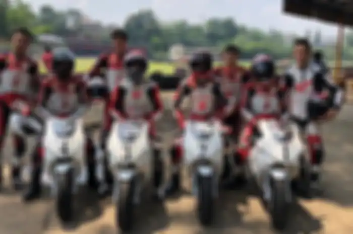 Pembalap Astra Honda Racing Team berlatih sudah pakai NSF100 di sirkuit Sentul Karting beberapa waktu lalu