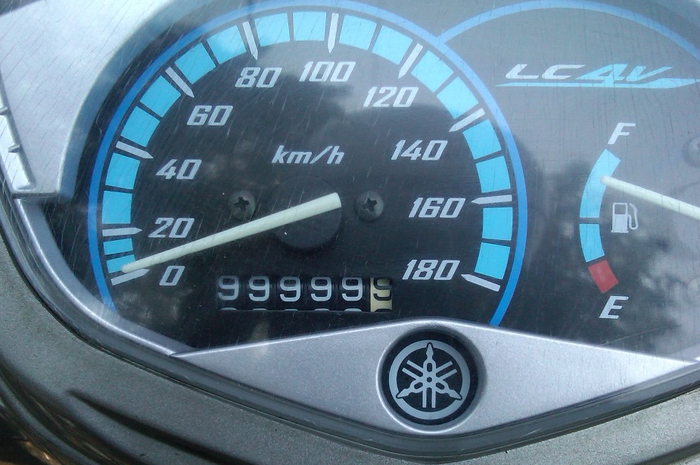 Odometer di speedometer analog otomatis kembali ke 0 km saat mentok