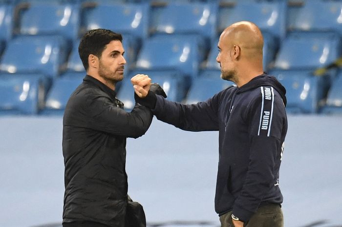 Pep Guardiola (kanan) memendam penyesalan meski Manchester City sukses mengalahkan Arsenal.  