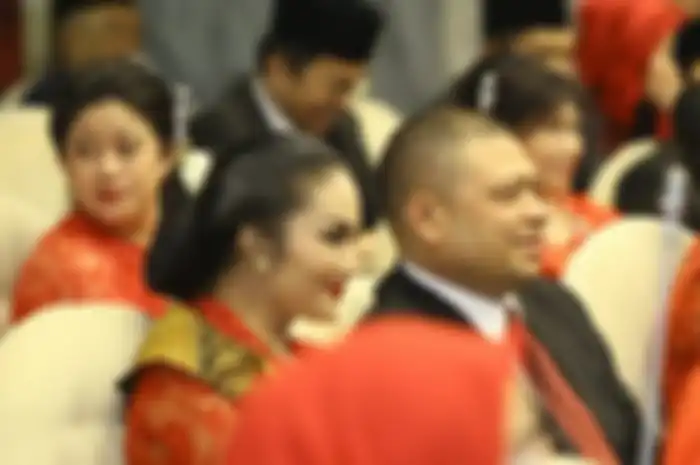 Foto Raul Lemos mendampingi KD di gedung DPR menuai komentar. Rupanya lebih dari separuh gaji KD sebagai anggota DPR harus kembali ke rakyat.